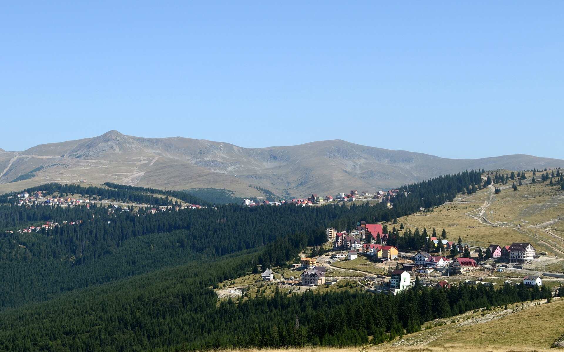 Rânca resort seen from above, with the fir forest and the Parâng Mountains behind